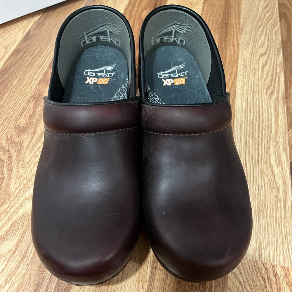 Dansko XP 2.0 Brown Waterproof Pull-up Clogs Size 38